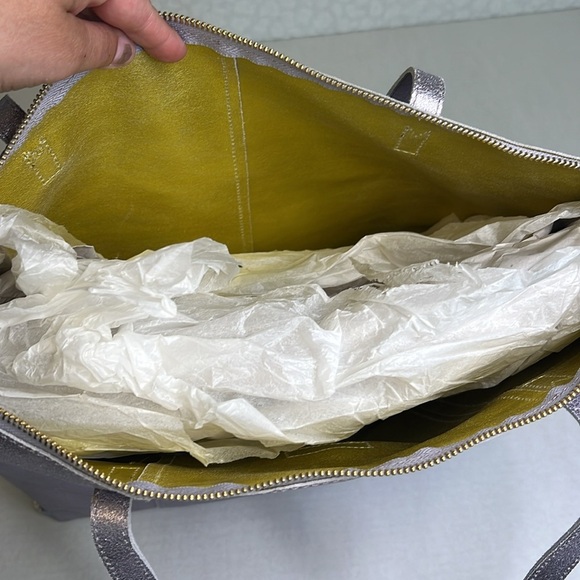 G.I.L.I  METALLIC LEATHER ZIP TOP TOTE - Picture 11 of 16